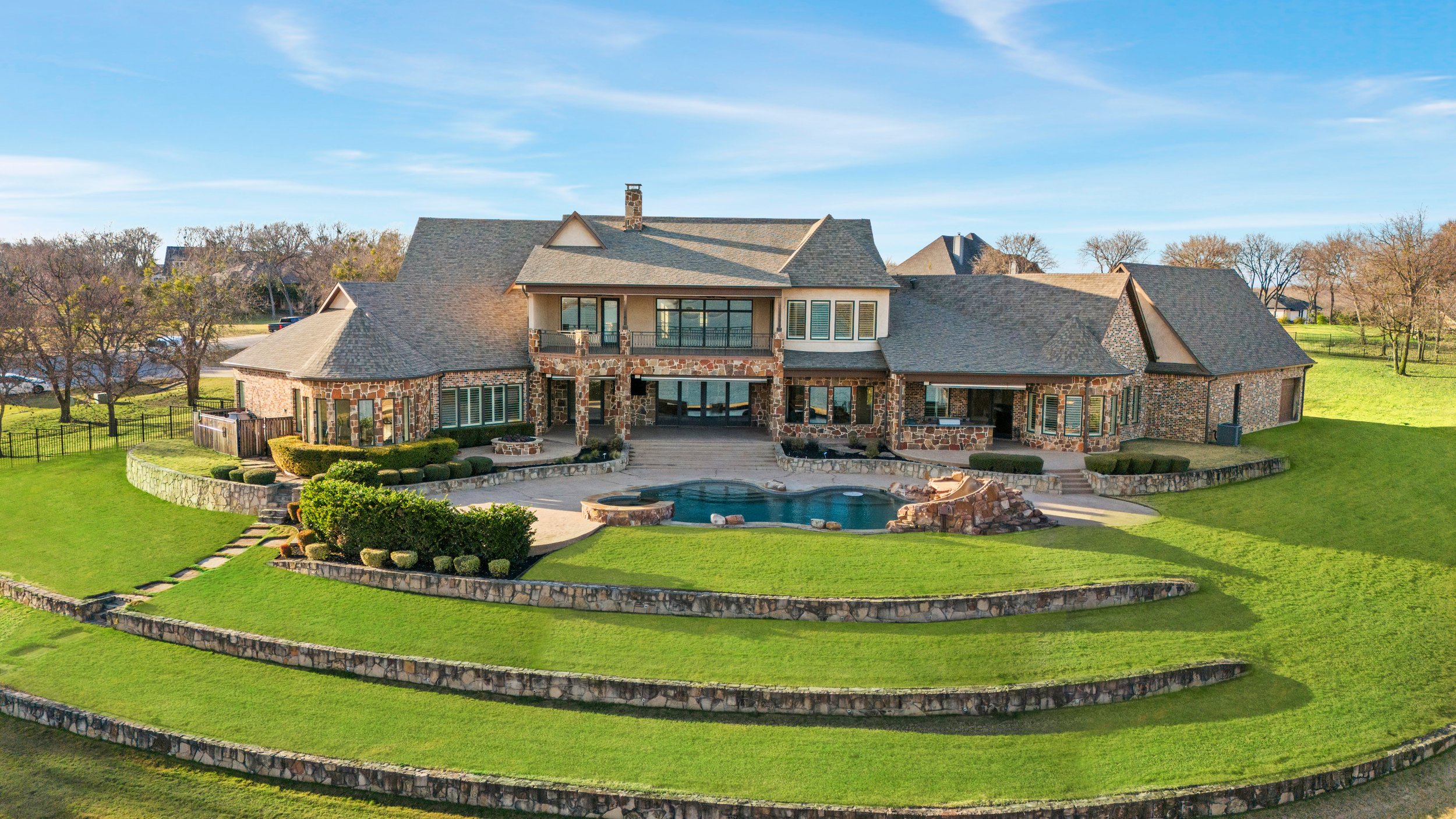 Beautiful suburban home with new roof in Dallas Fort Worth